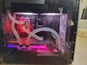 Komputer stacjonarny do gier w pełni chłodzony wodą.