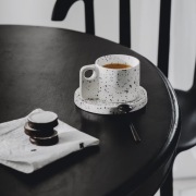 Filiżanka ze spodkiem 290 ml ceramiczna biała matowa kropki groszki 