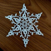 Dekor na choinkę śnieżynka frywolitka biala 10 cm