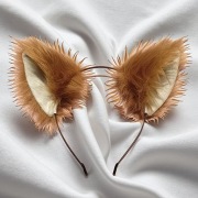 Puszysta opaska na głowę z kocimi uszami.