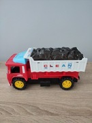 Czerwona ciężarówka z przyczepą światła dźwięk