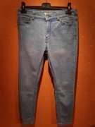 Jeansy cropped fit jasne Stradivarius M