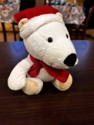 Maskotka Biały Miś w czapce Mikołaja