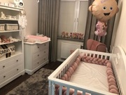 Zestaw mebli dziecięcych Bellamy kolor biały - łóżeczko komoda i regał