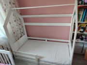 Łóżko dziecięce domek białe