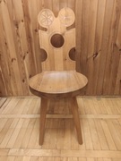 4 krzesła, stół kuchenny, szafki kuchenne oraz regał. 