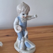Figurka porcelanowa Chłopiec karmiący kaczki 