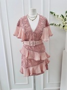 Sukienka koronkowa z falbankami i z paskiem 36 S 