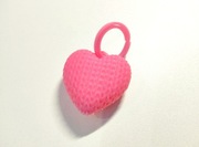 BRELOCZEK SERCE PLASTIKOWE DZIERGANE 