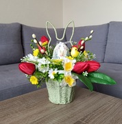 Stroik wielkanocny w koszyku. Pisanka. Dekoracja na Wielkanoc. Ozdoba 