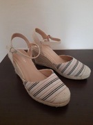 Beżowe sandały na koturnie z zakrytymi palcami, 38