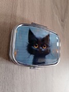 Ozdobne metalowe pudełeczko, kieszonkowa szkatułka - kot black on gray