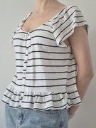 Krótka biała bluzka w czarne paski z krótkimi rękawami z falbanką baskinką