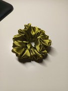 Satynowa gumka scrunchie oliwkowa 