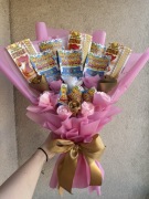 Bukiet ze zdrapkami i kwiatami ze wstążki satynowej