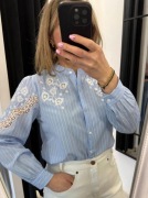 BŁĘKITNA KOSZULA Z BIAŁYM HAFTEM