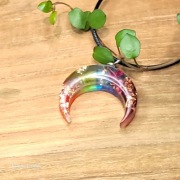 Lunula czakralna, orgonit - mały wisiorek z żywicy, ametyst i wrzosiec