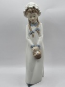 Porcelanowa figurka Dziewczynka z koszykiem Nao by Lladró