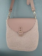 Torebka kuferek róż na szydełku handemade 