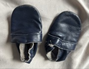 Buty elastyczne do raczkowania/nauki chodzenia z ekoskóry granatowe