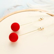 Kolczyki zlote z czerwonymi welurowymi kulkami