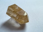 Kwarc rutylowy 90 g – naturalny kryształ z „włosami Wenus”