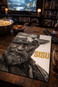 Sisu, metalowy poster.