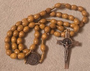 Różaniec drewniany z Watykanu. Naszyjnik. PREZENT dla Babci. Maj 2025(T).