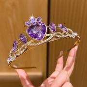 Fioletowa tiara korona w kształcie serca z kamieniami. 