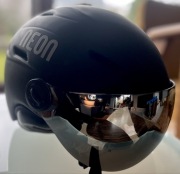 Kask NEON z wbudowanymi goglami