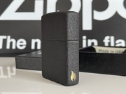 Zapalniczka Zippo Flame on the side, Black Crackle