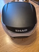 Kufer centralny SHAD SH33 33L z podstawką