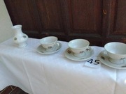 4 śliczne filiżanki ze spodkami plus dzbanuszek