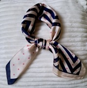 Apaszka w kolorze granatu i jasnego różu w paski i kropki