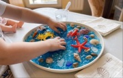 ZESTAW SENSORYCZNY OCEAN – Taca 26cm + Figurki + Magiczny Żel
