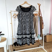 Sukienka elegancka Per Una 44 XXL falbanki falbankami czarna biała krótki r