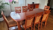 Stół z  krzesłami i komodą 