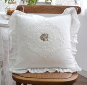 Poszewka z falbaną haftowana  czerwone piwonie 45 x 45