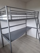 Łóżko piętrowe z biurkiem i materacem