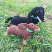 Piesek psiak zabawka maskotka jamnik na szydełku