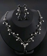 Komplet biżuterii naszyjnik + kolczyki – kwiaty, czarne kryształki goth