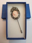 Szpila z damą kameliową  Biżuteria damska