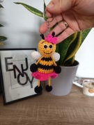 Szydełkowy upominek pszczółka pszczoła i różowa sukienka 