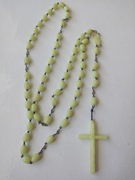 Różaniec fluorescencyjny świecący w ciemności 