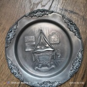 Zabytkowy ozdobny talerz cynowy – IVO GE – 1962 – z dedykacją „Bernhard”