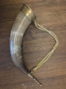 Zabytkowy róg do picia z mosiężnymi okuciami i łańcuchem - dekoracja