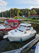 Łódka Cortina 480 Pilothouse z przyczepą podłodziową.