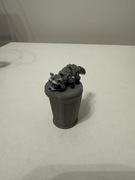 Ruchoma Figurka Szop w śmietniku