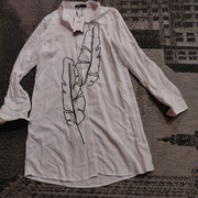 Carry biała koszula tunika z długim rękawem z motywem pióra  S 100% wiskoza