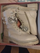 Skórzane beżowe botki damskie z biżuteryjną ozdobą Alma En Pena